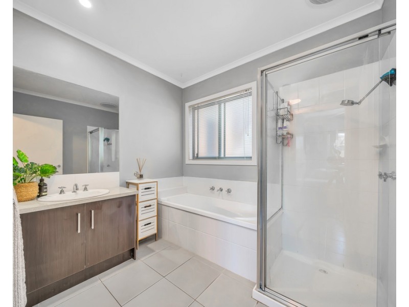 4 Cascade Way, Pakenham VIC 3810