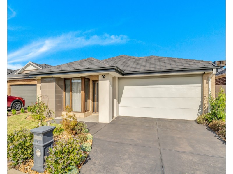 23 Blundy Boulevard, Clyde North VIC 3978
