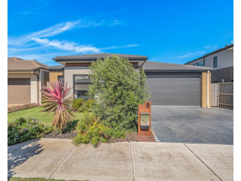 9 Everard Ave, Clyde North VIC 3978