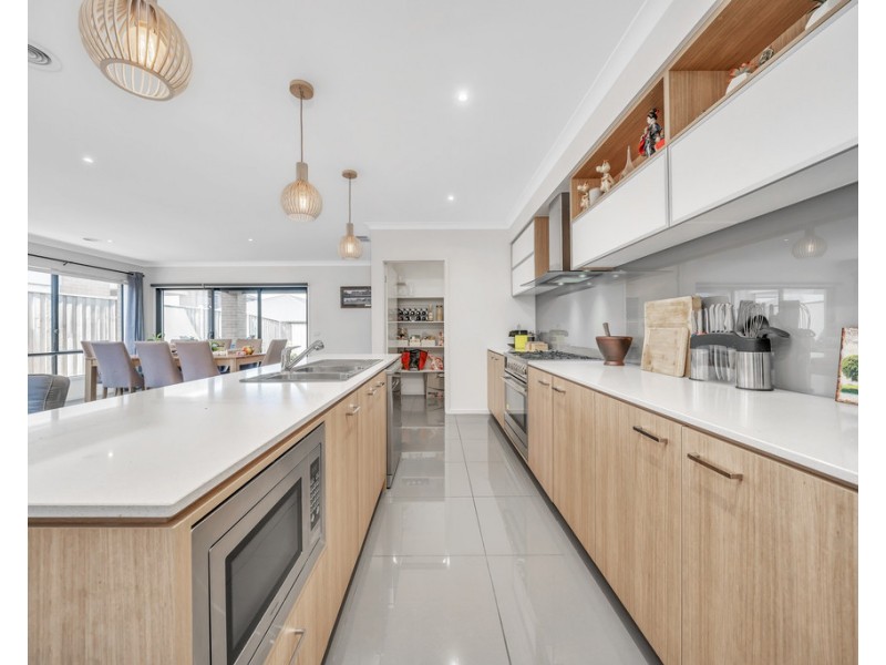 9 Everard Ave, Clyde North VIC 3978