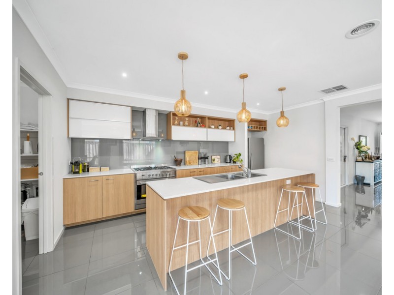 9 Everard Ave, Clyde North VIC 3978