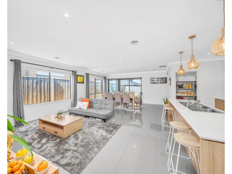 9 Everard Ave, Clyde North VIC 3978