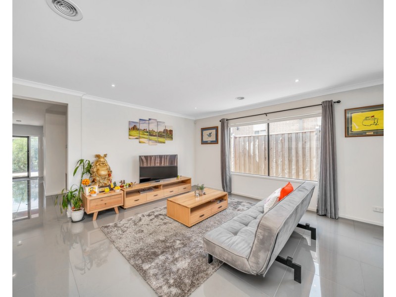 9 Everard Ave, Clyde North VIC 3978