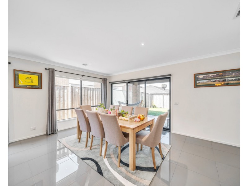 9 Everard Ave, Clyde North VIC 3978