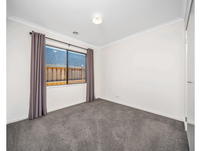 9 Everard Ave, Clyde North VIC 3978