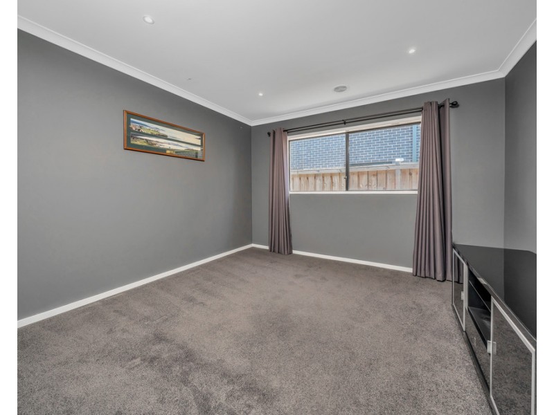 9 Everard Ave, Clyde North VIC 3978