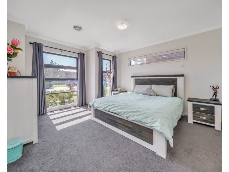 9 Everard Ave, Clyde North VIC 3978