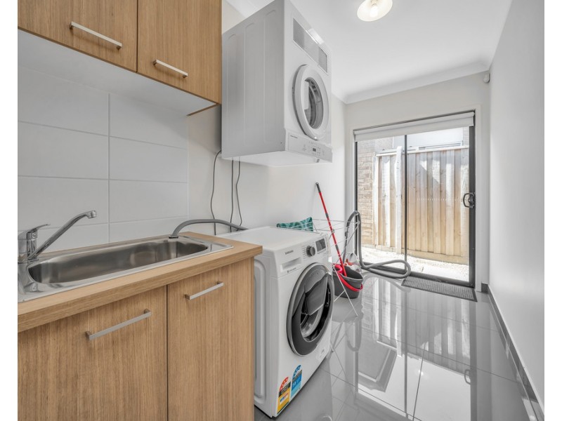 9 Everard Ave, Clyde North VIC 3978