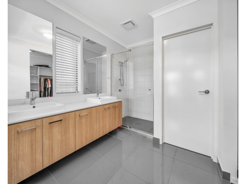 9 Everard Ave, Clyde North VIC 3978