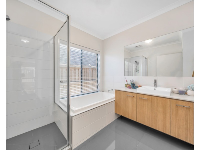 9 Everard Ave, Clyde North VIC 3978