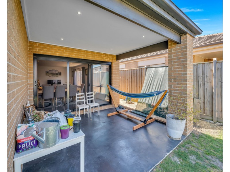 9 Everard Ave, Clyde North VIC 3978