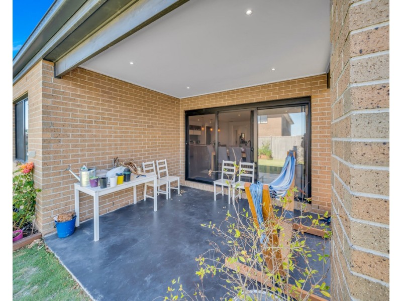 9 Everard Ave, Clyde North VIC 3978