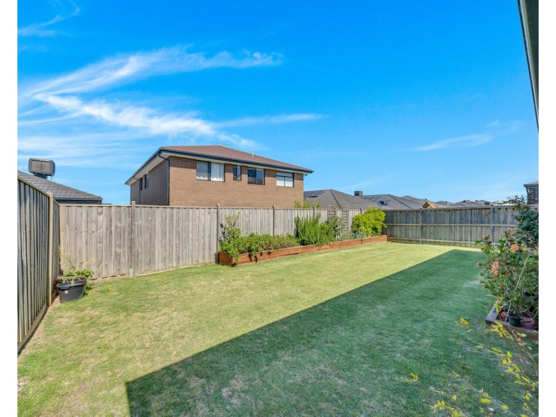 9 Everard Ave, Clyde North VIC 3978