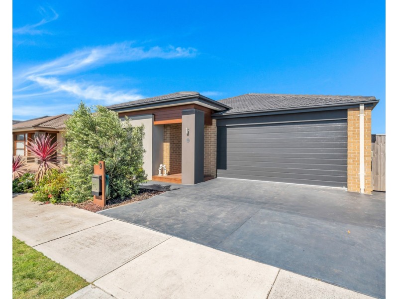 9 Everard Ave, Clyde North VIC 3978