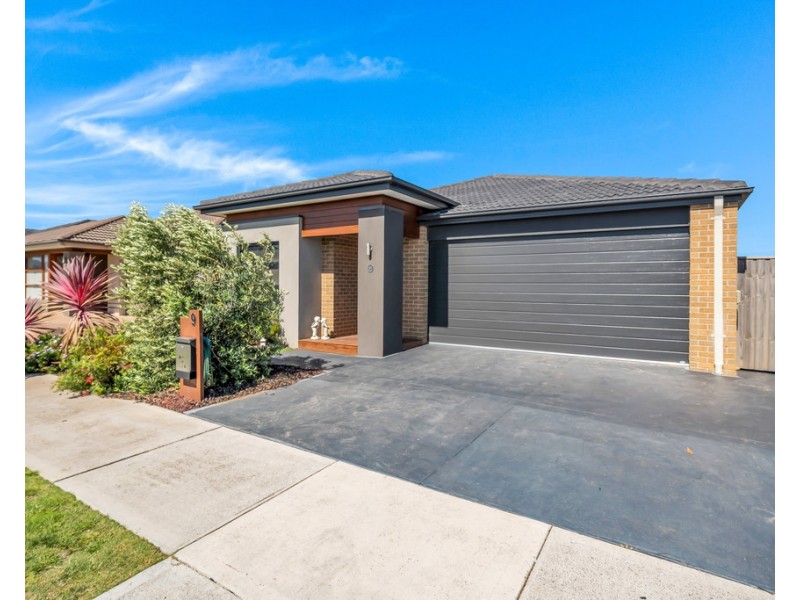9 Everard Ave, Clyde North VIC 3978