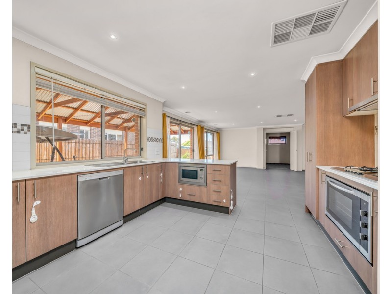 4 Rocky Street, Cranbourne East VIC 3977