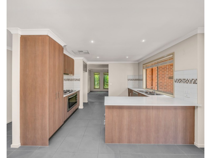 4 Rocky Street, Cranbourne East VIC 3977