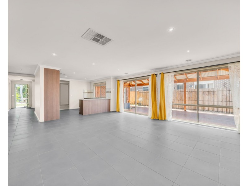 4 Rocky Street, Cranbourne East VIC 3977
