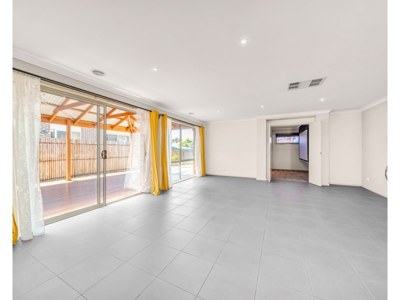 4 Rocky Street, Cranbourne East VIC 3977