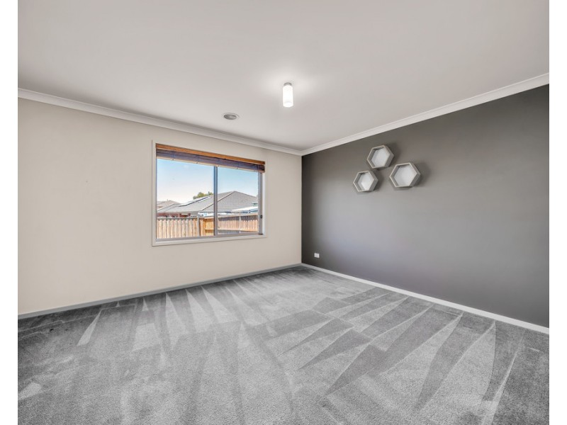 4 Rocky Street, Cranbourne East VIC 3977