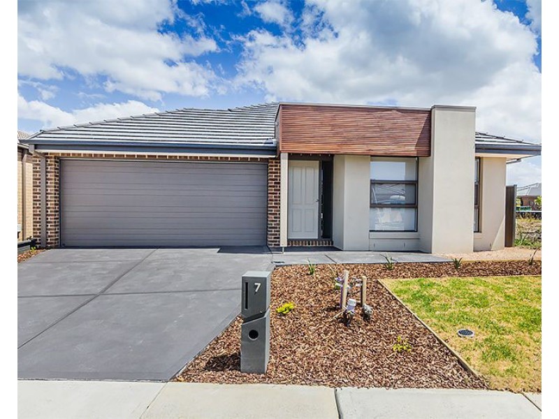 7 Almondbank Road, Cranbourne East VIC 3977