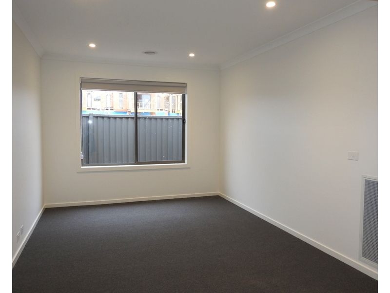 7 Almondbank Road, Cranbourne East VIC 3977