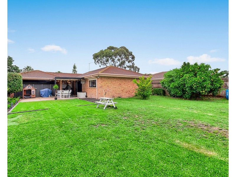 40 Frances Crescent, Cranbourne North VIC 3977