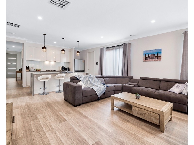 37 Cherokee Parade, Clyde VIC 3978