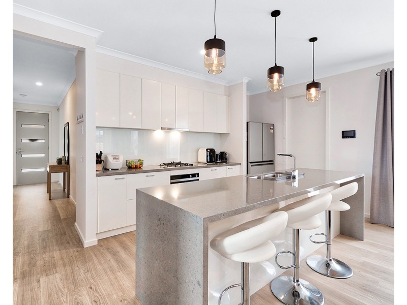 37 Cherokee Parade, Clyde VIC 3978