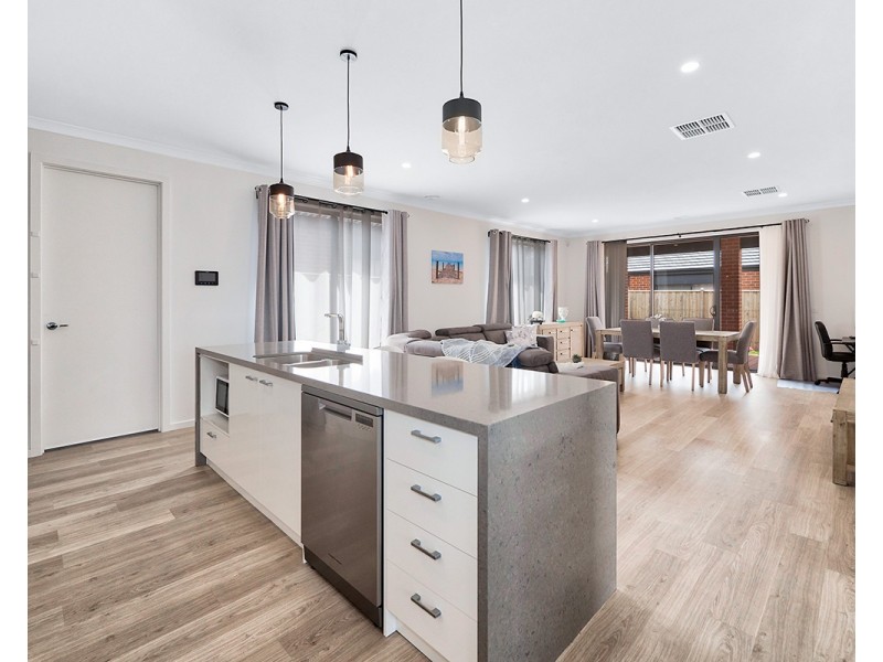 37 Cherokee Parade, Clyde VIC 3978