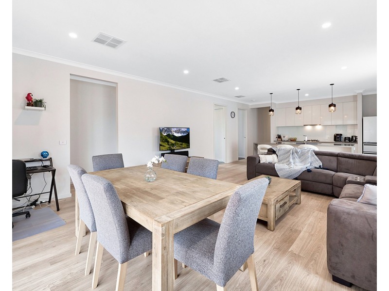 37 Cherokee Parade, Clyde VIC 3978