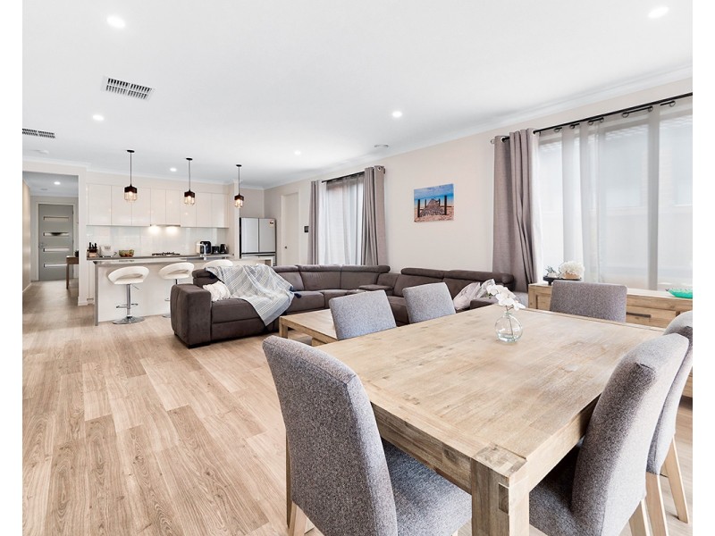 37 Cherokee Parade, Clyde VIC 3978