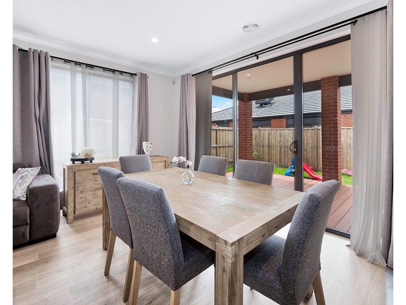 37 Cherokee Parade, Clyde VIC 3978