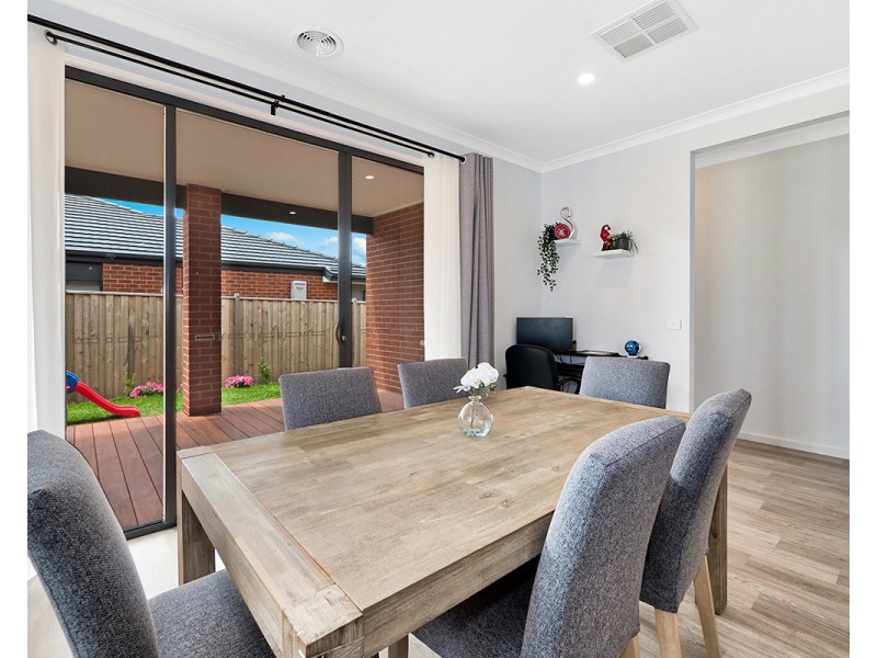 37 Cherokee Parade, Clyde VIC 3978