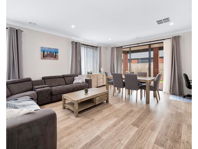 37 Cherokee Parade, Clyde VIC 3978