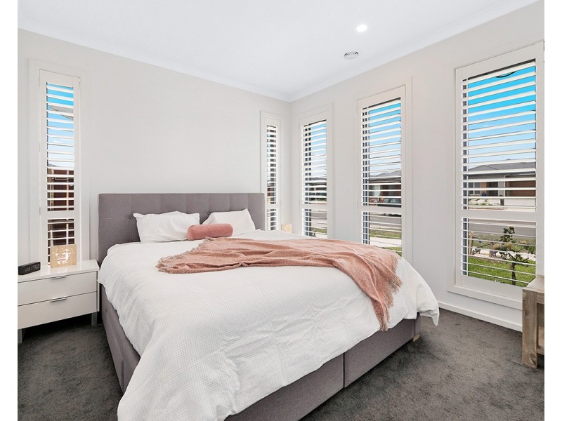 37 Cherokee Parade, Clyde VIC 3978