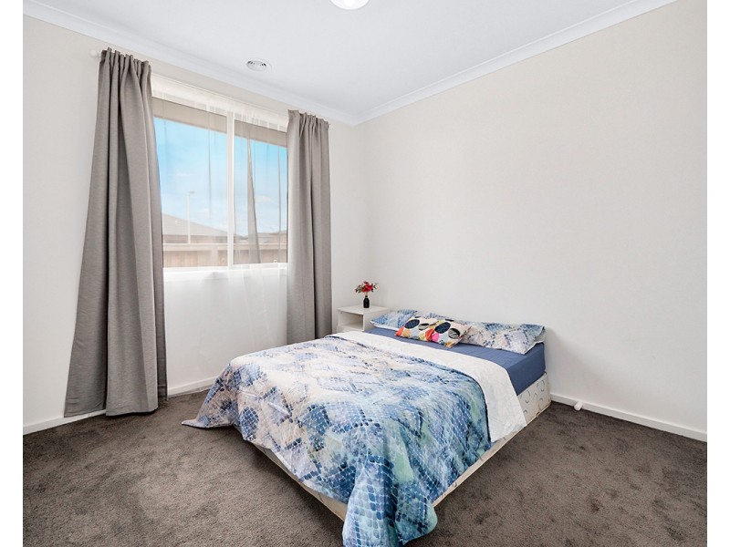 37 Cherokee Parade, Clyde VIC 3978