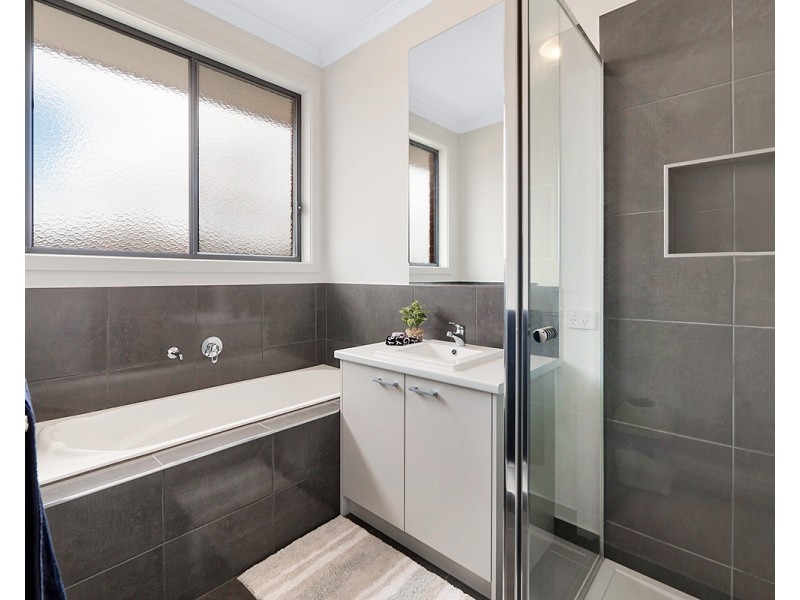 37 Cherokee Parade, Clyde VIC 3978