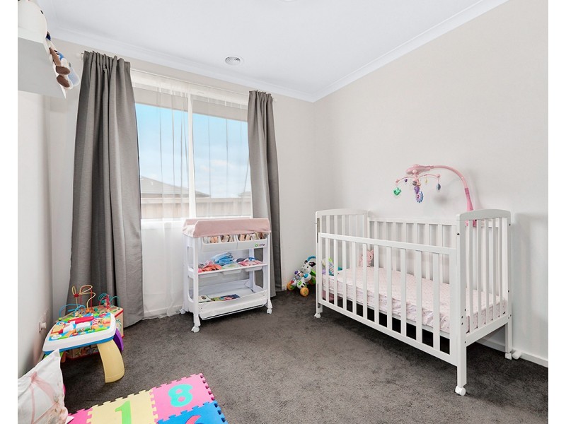 37 Cherokee Parade, Clyde VIC 3978