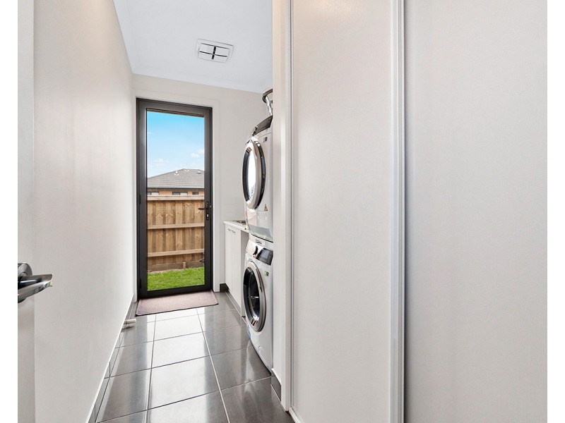 37 Cherokee Parade, Clyde VIC 3978