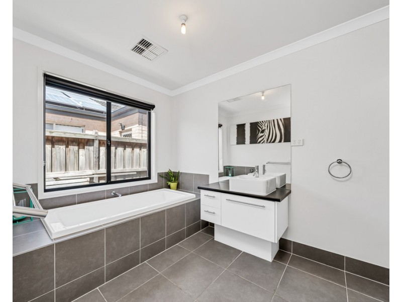 24 Goulburn Street, Cranbourne East VIC 3977