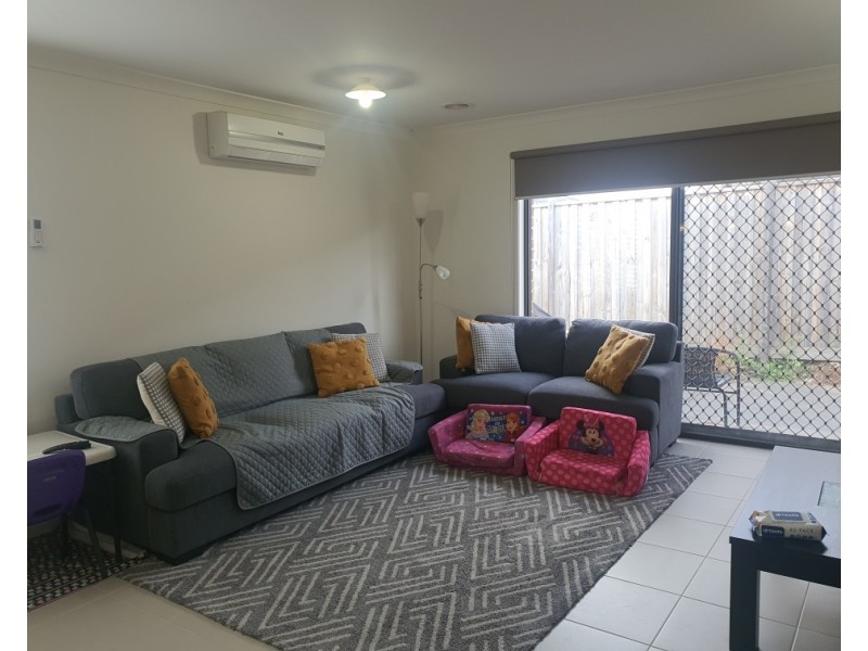 4 Carisbrooke Way, Clyde North VIC 3978