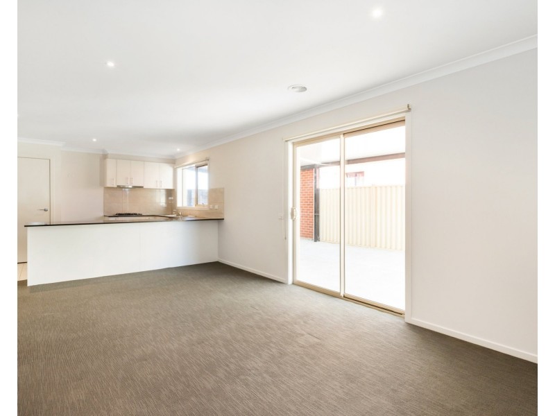15 Ballymena Crescent, Cranbourne East VIC 3977