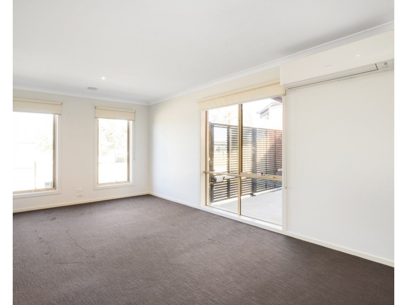 15 Ballymena Crescent, Cranbourne East VIC 3977