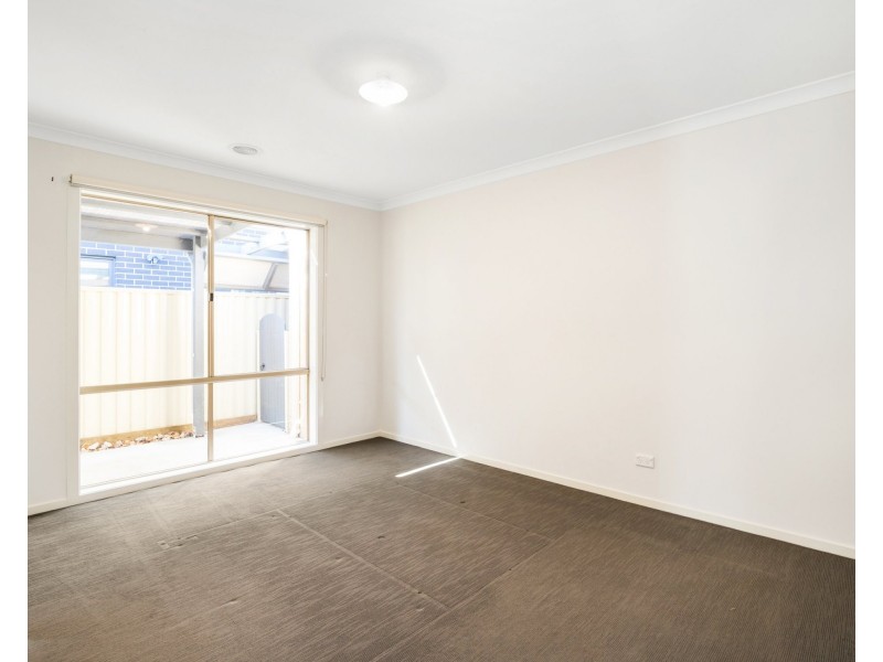 15 Ballymena Crescent, Cranbourne East VIC 3977