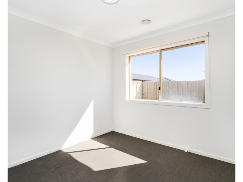 15 Ballymena Crescent, Cranbourne East VIC 3977