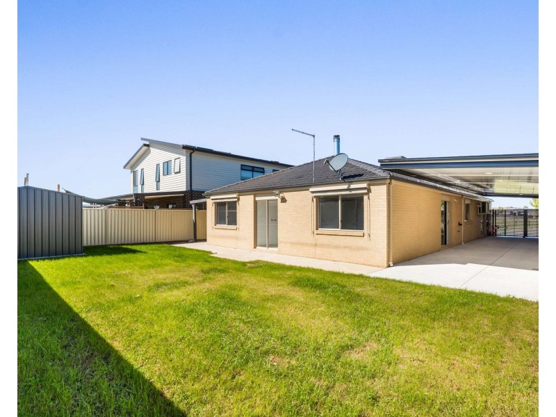 15 Ballymena Crescent, Cranbourne East VIC 3977