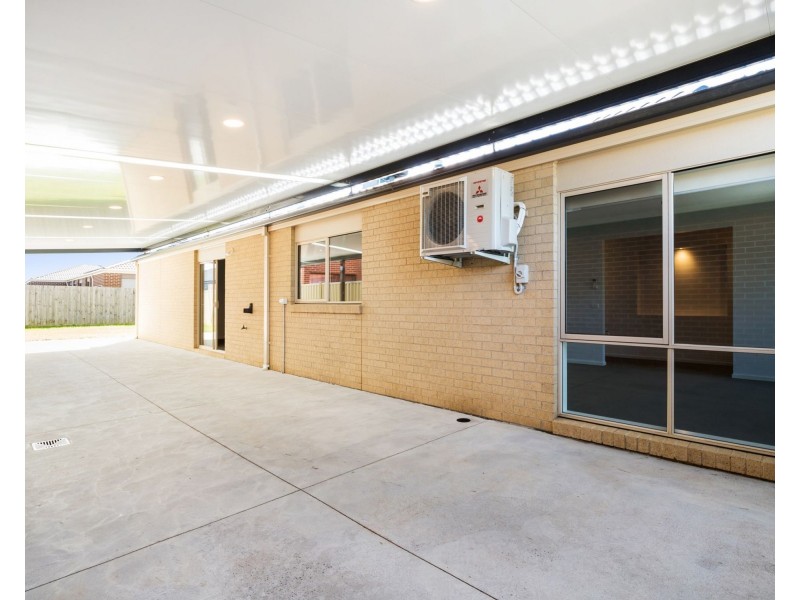 15 Ballymena Crescent, Cranbourne East VIC 3977