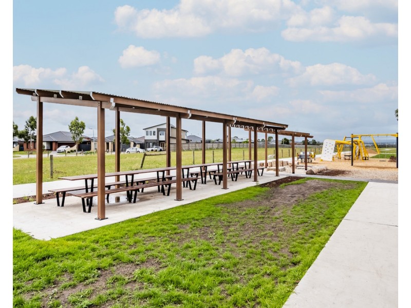 15 Ballymena Crescent, Cranbourne East VIC 3977