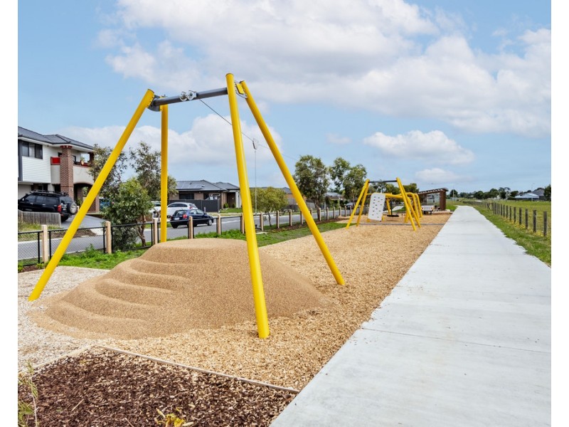 15 Ballymena Crescent, Cranbourne East VIC 3977